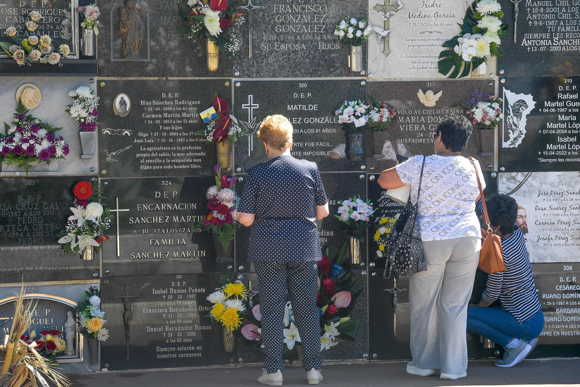 Día de Todos los Santos en cementerios de Gran Canaria