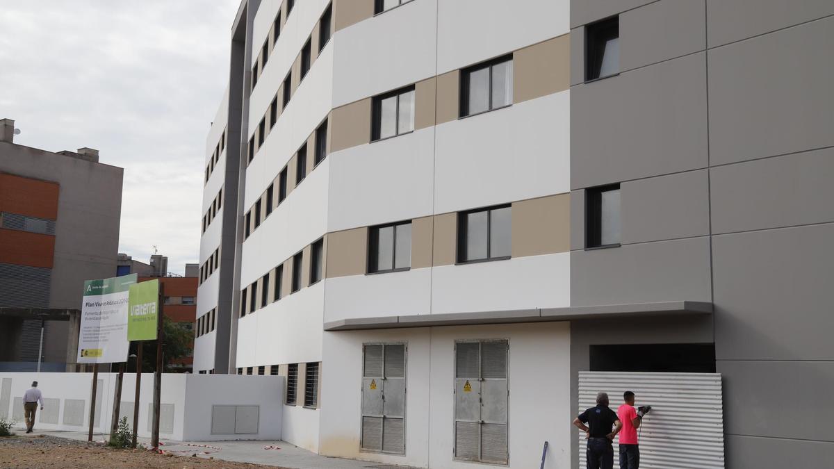 Trabajos que tienen lugar en el edificio de viviendas de alquiler para personas mayores en Sama Naharro.