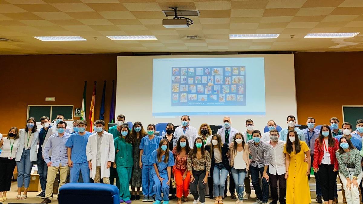 Foto de familia de los residentes que acaban su formación en el Hospital Clínico.