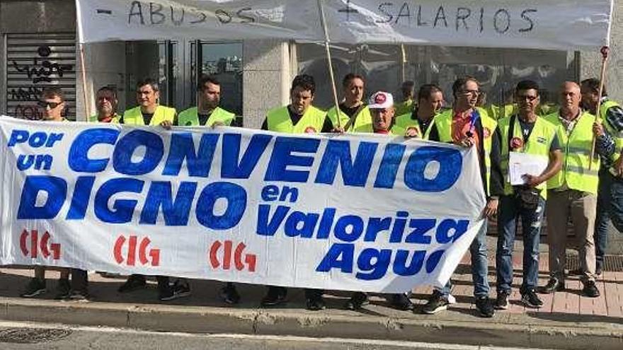 Huelga de los trabajadores de Valoriza Agua, ayer.