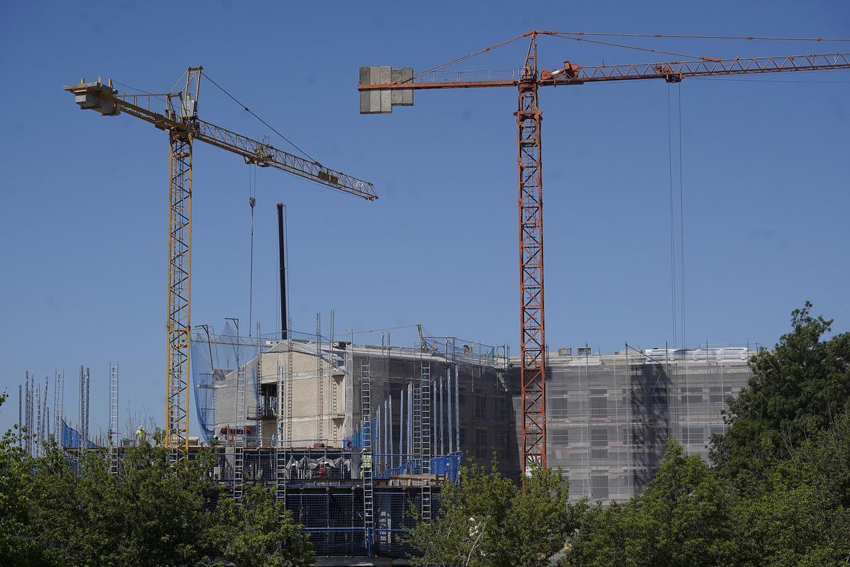 Habitatges en construcció a Girona.