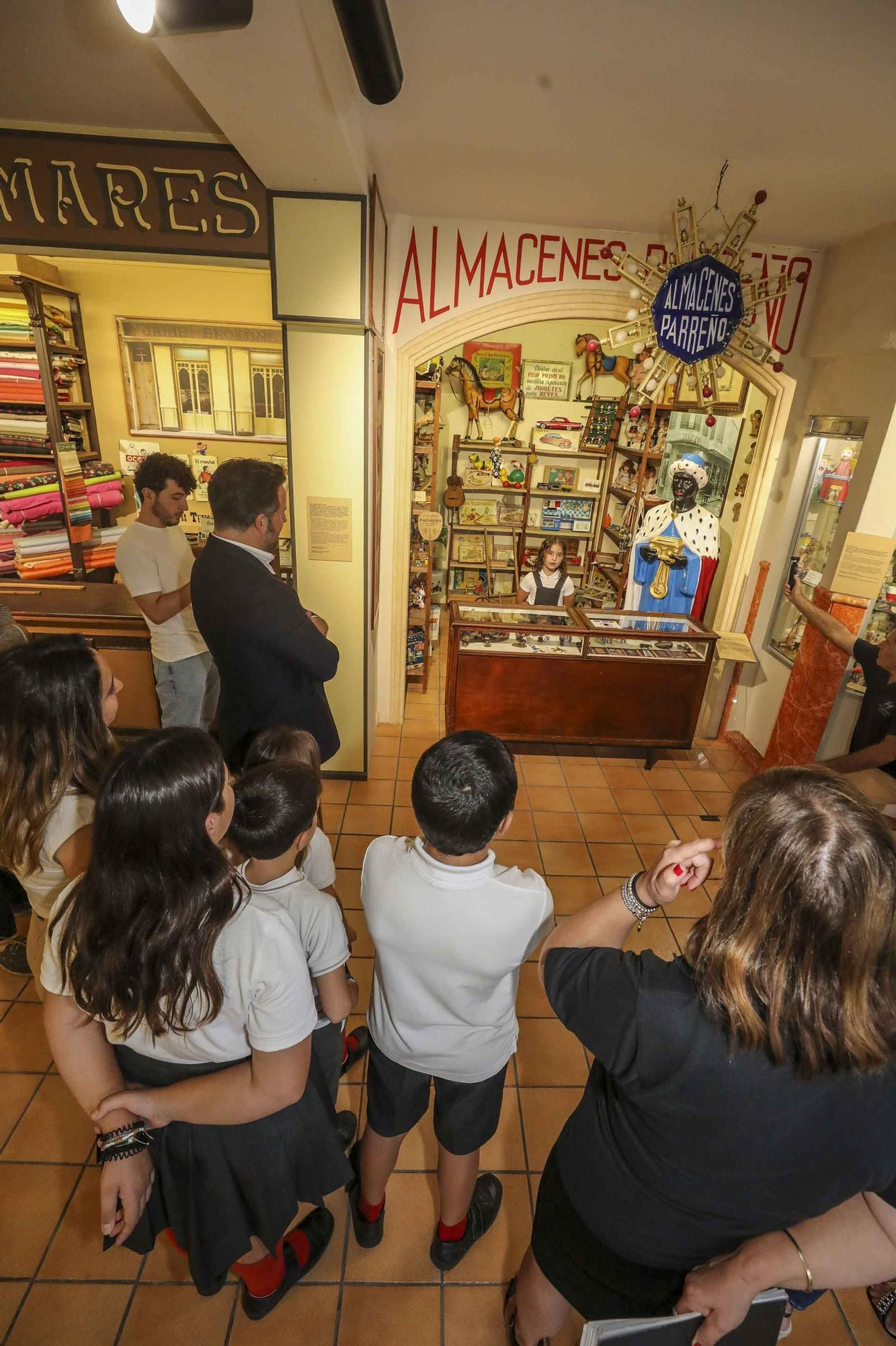 Niños con alma de guia turistica en el museo de pusol Elche