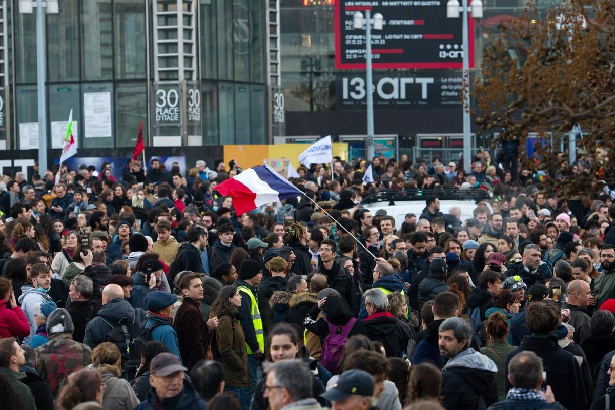 La manifestaciones en París contra la reforma de pensiones se saldan con 122 detenidos