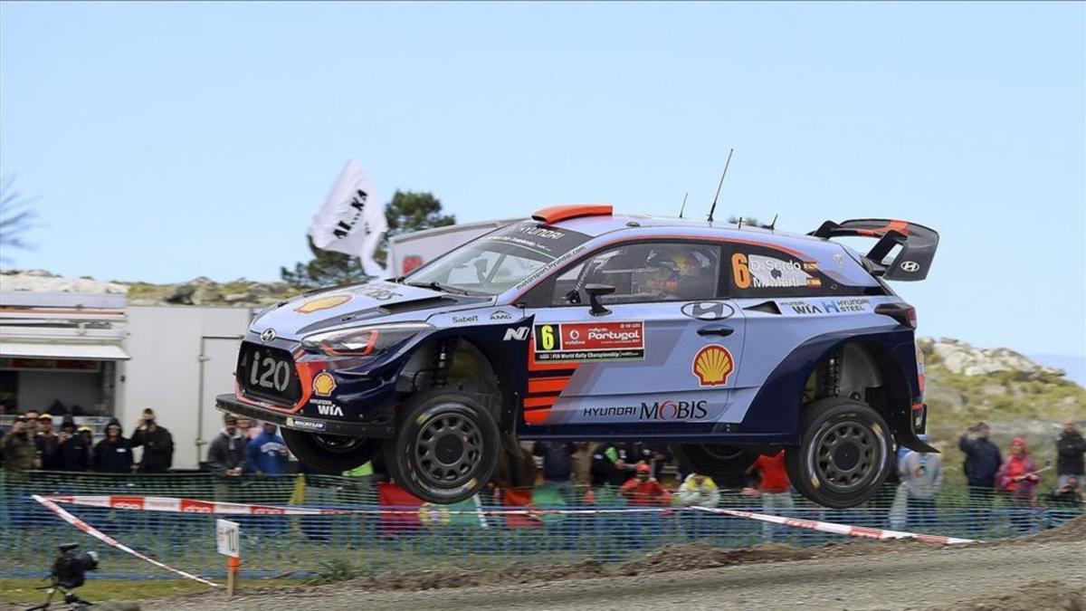 Dani Sordo 'vuela' en uno de los tramos del Rally de Portugal