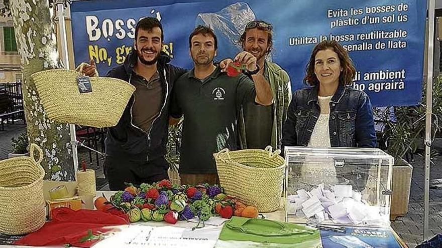 Campaña en los mercados para reducir las bolsas de plástico