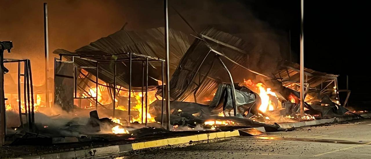 Imagen de las devastadoras llamas en uno de los chiringuitos calcinados.