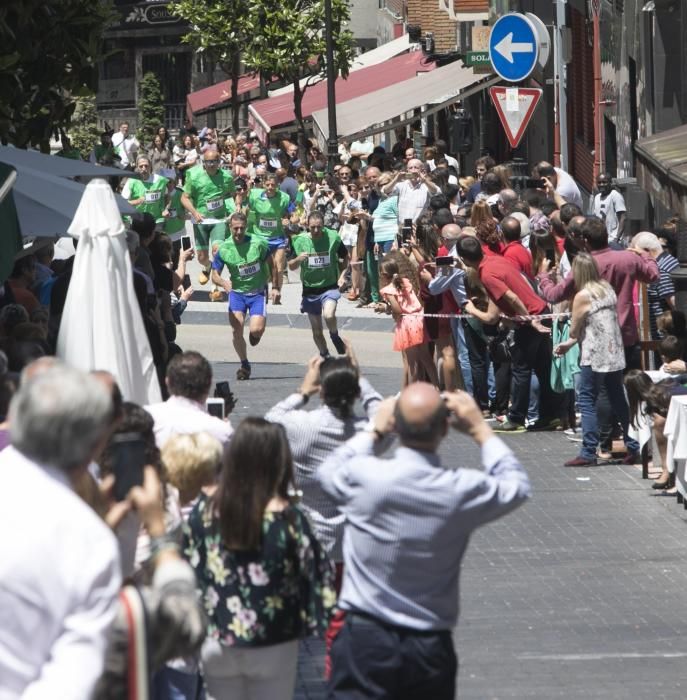 Carrera con madreñas en la calle Gascona