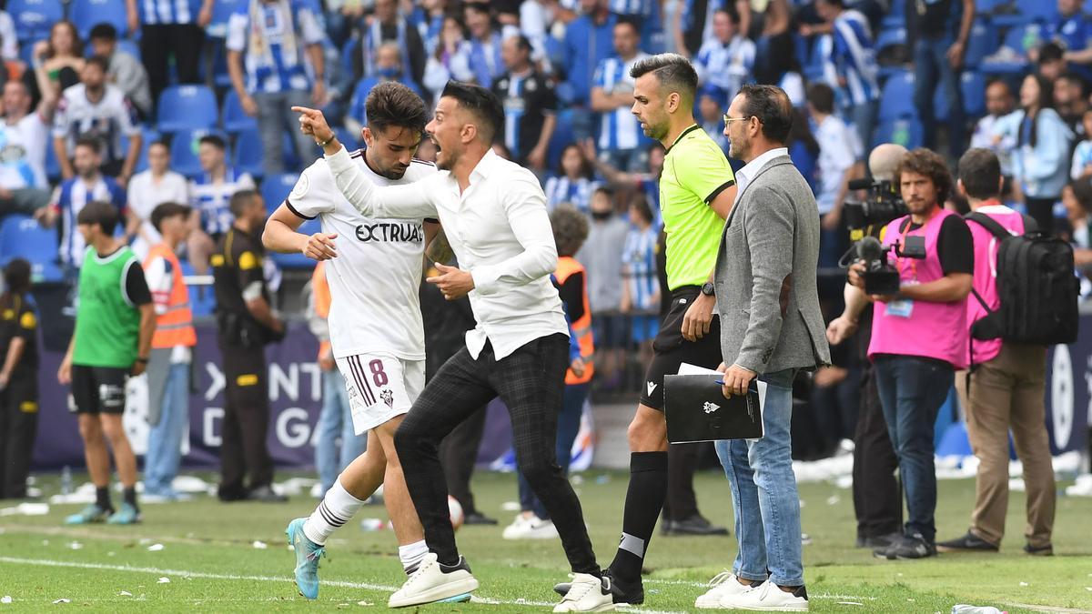 Rubén de la Barrera da indicaciones durante el partido de sábado en Riazor.