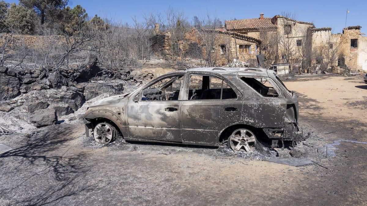 Un coche calcinado en San Agustín (Teruel).