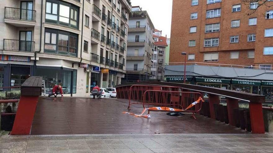 Los operarios municipales trabajando ayer en el puente de A Xunqueira. // Cedida