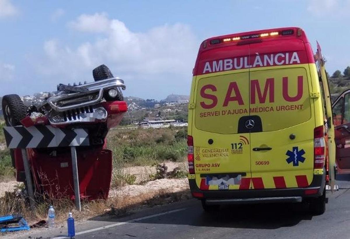 Violenta colisión frontal de un todoterreno y un coche de alta gama en Teulada