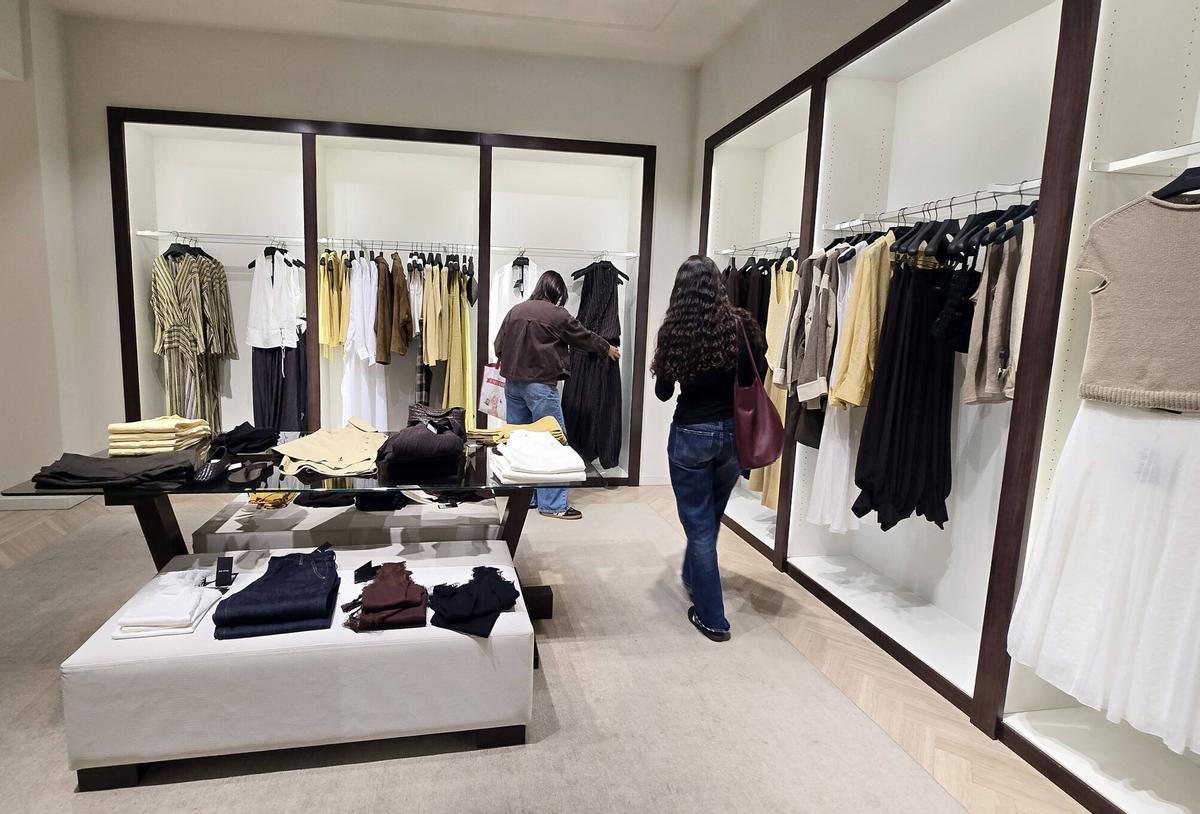 Prendas de colores neutros y sin estampados en diversas tiendas de ropa en Vigo.
