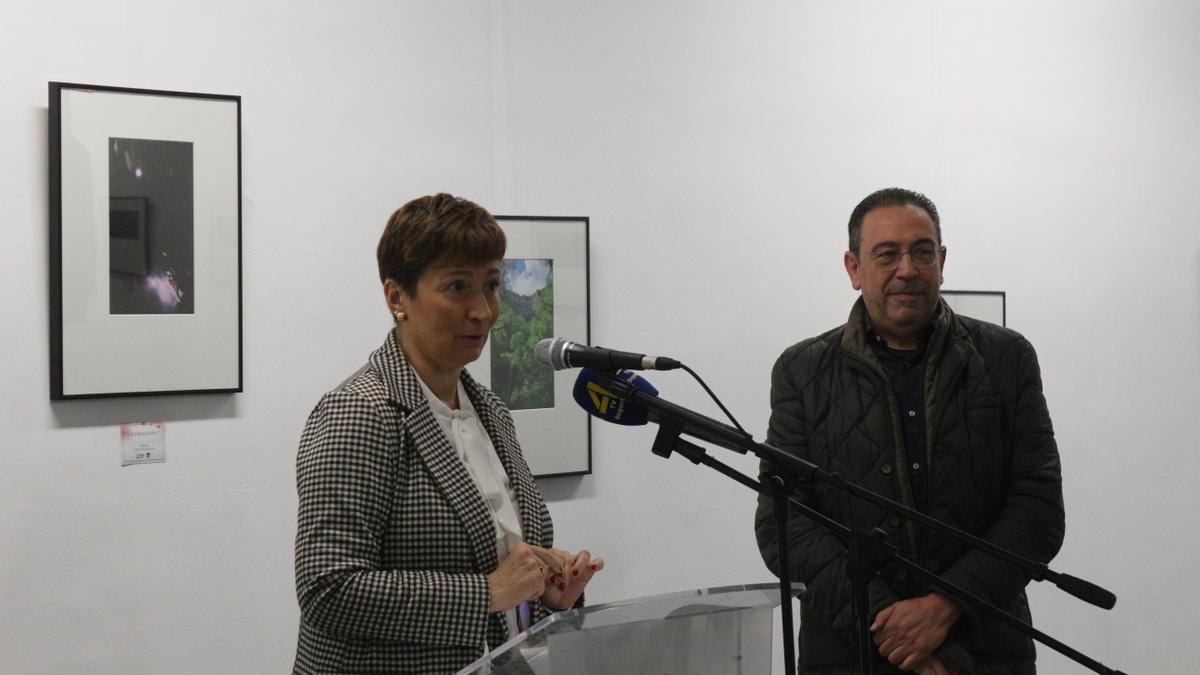 El presidente de la Agrupación Fotográfica, José Plasencia, y la alcaldesa, Mª Carmen Climent.