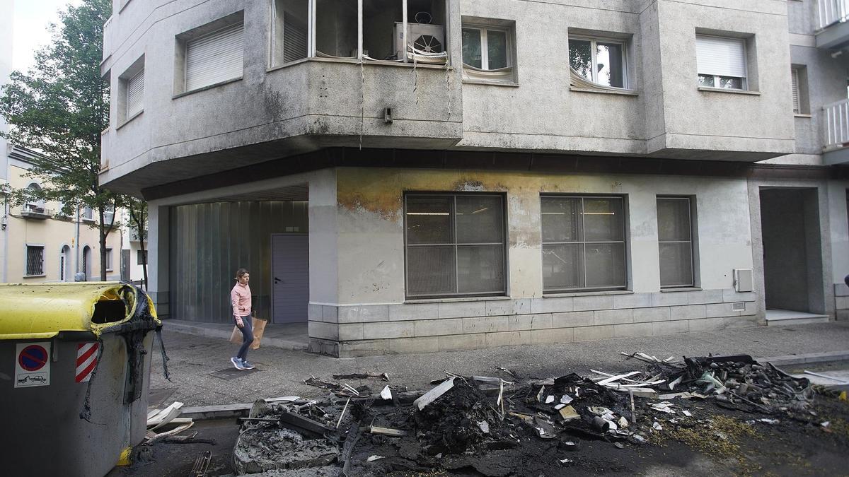 Contenedores quemados y edificios dañados en Girona.