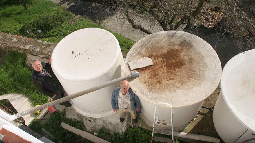 Los vecinos deben almacenar el agua que compran a camiones de cubetas.