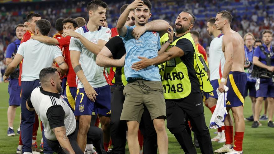 Morata supera la &#039;entrada&#039; del steward: &quot;Amarilla y punto&quot;, y Carvajal se &#039;duerme&#039;