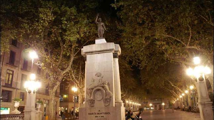 monument. L&#039;escultura en homenatge a Narcís Monturiol, a la part baixa de la Rambla de Figueres.