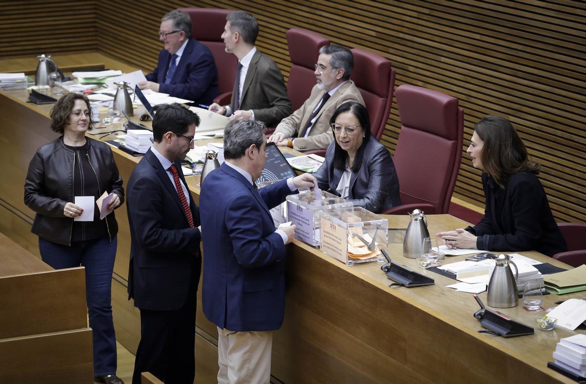 El síndic de Vox, José María Llanos, vota en la urna de las Corts.