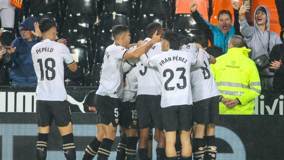 Los jugadores del Valencia celebran un gol en Mestalla