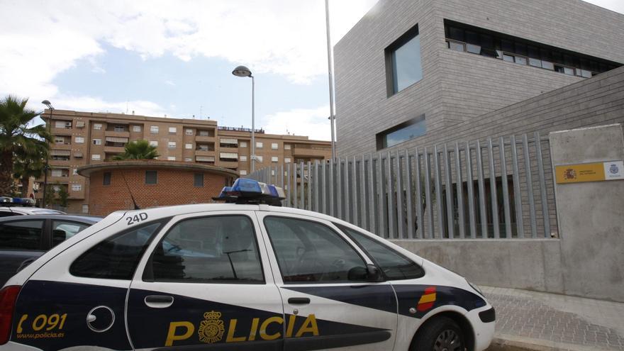 Condenado a un año y medio de prisión por abusar de una menor delante de unos amigos en Paterna