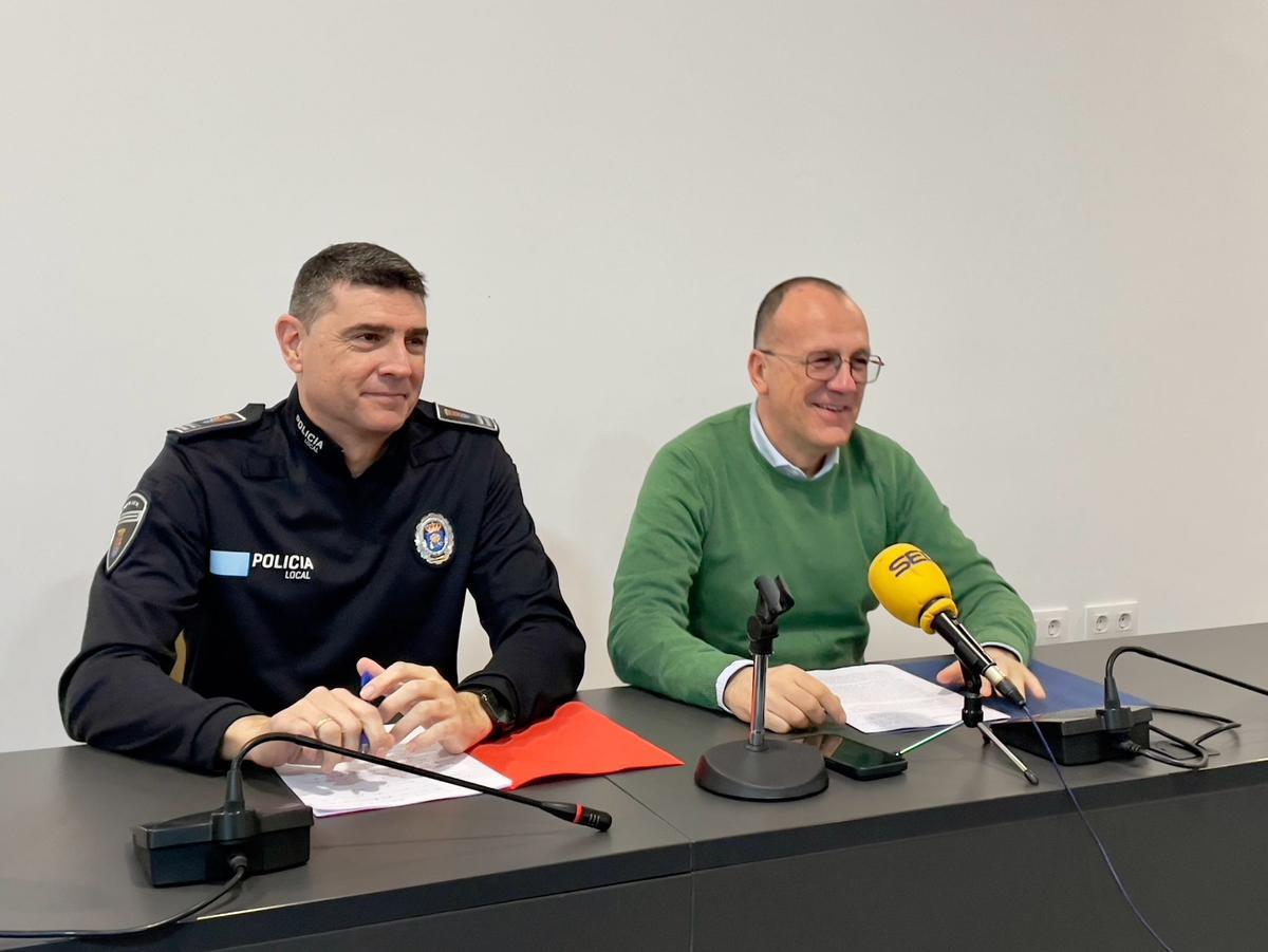 El alcalde y el jefe de la Policía Local, durante su intervención, recientemente.