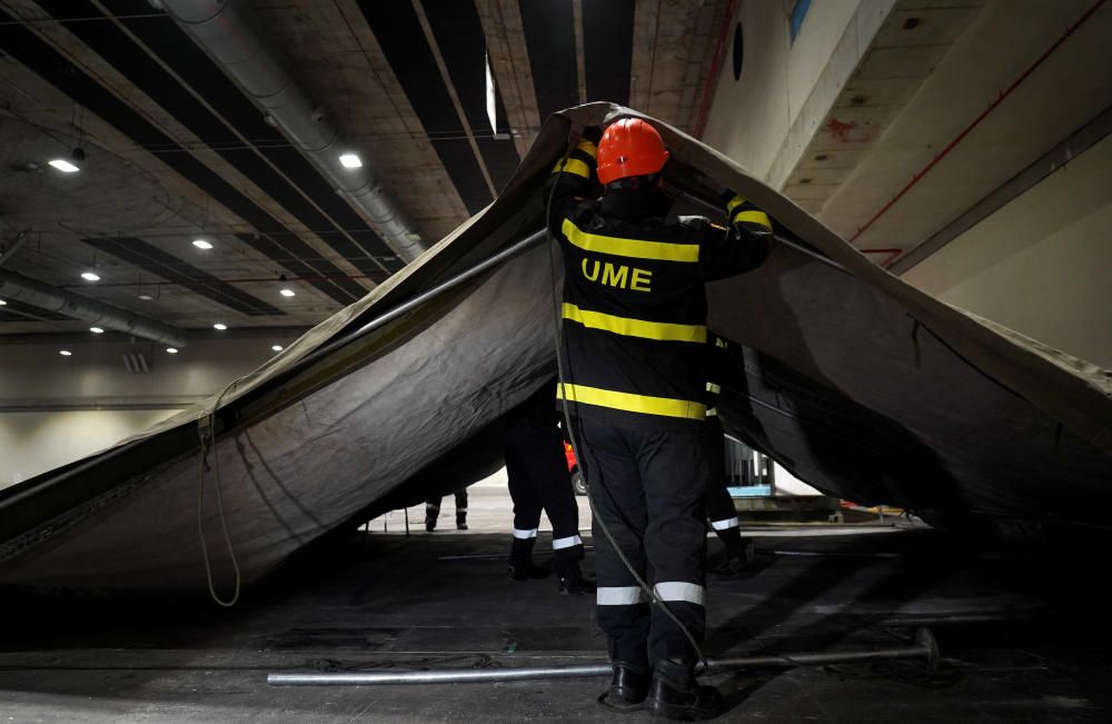MADRID. 18.03.2020. CORONAVIRUS. UME monta camillas para los sin techo en un pabellón de IFEMA. FOTO: JOSE LUIS ROCA