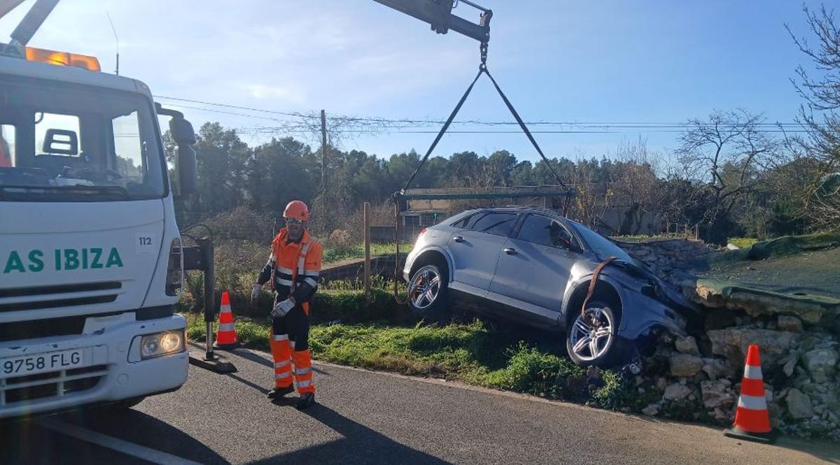 El coche derribó la caseta de aperos con el impacto
