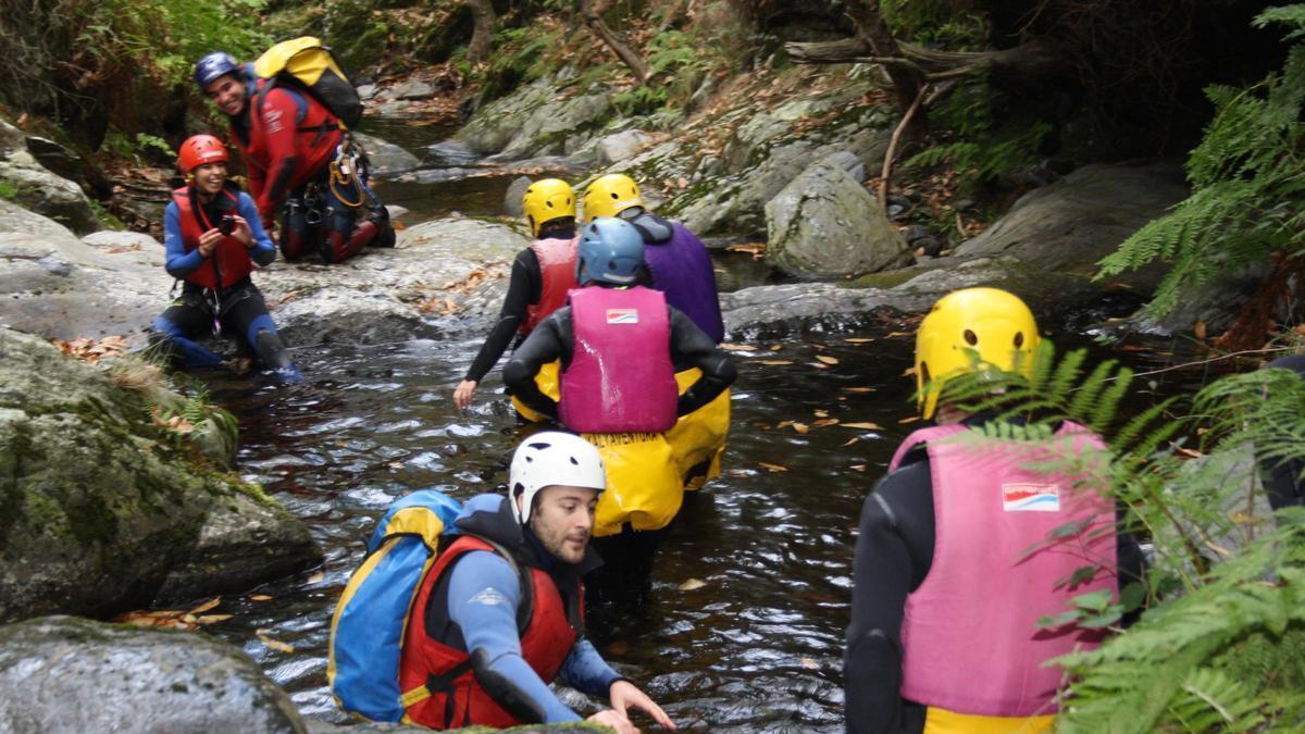 Participantes en un descenso de barrancos