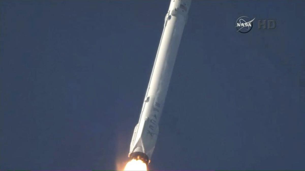 Fotografía de archivo de un coete SpaceX Falcon 9 de la NASA despegando en Cabo Cañaveral.