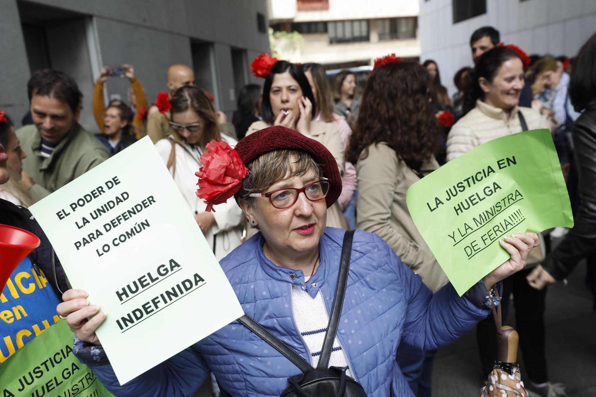 EN IMÁGENES: Los funcionarios de Justicia se manifiestan en Oviedo para reivindicar mejoras salariales