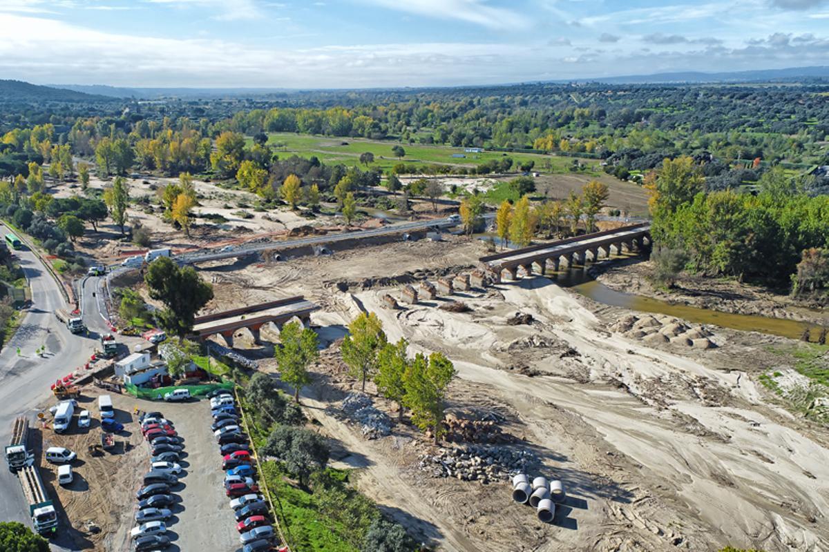Puente de piedra sobre el río Alberche, en 2023.