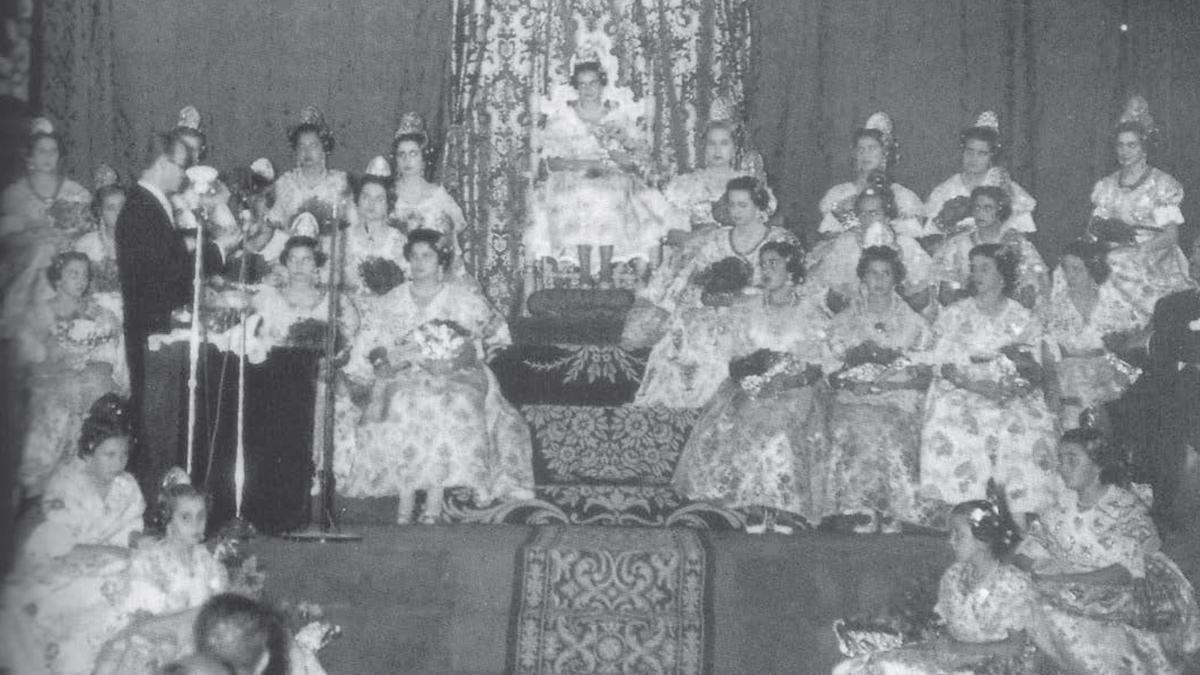 Estellés (a l'esquerra) durant els Jocs Florals de Godella de 1954.