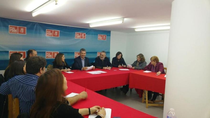 Santos Héctor -centro- presidió la reunión esta tarde en la sede del PSOE de A Estrada.