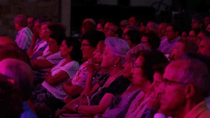 El nuevo fado de mestizaje protagonizado por Marta Rosa conquista el convento de San Francisco