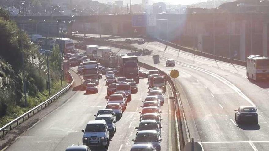 La colisión entre varios camiones bloquea la AP-9 en Vigo por tres horas