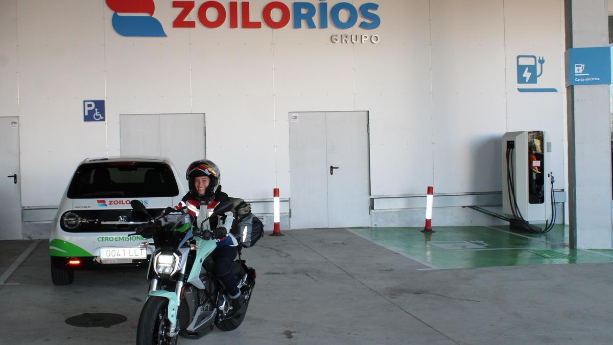 La conocida Alicia Sornosa paró ayer en Zaragoza para recargar su moto eléctrica
