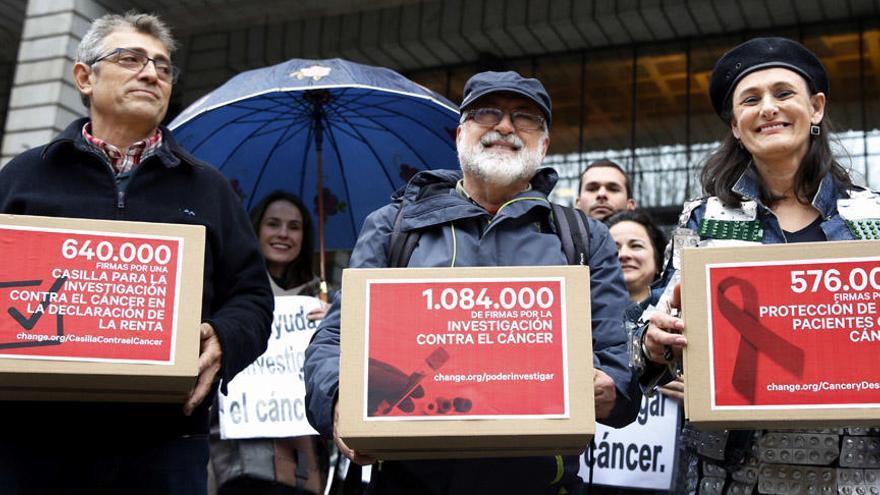 Los impulsores de la iniciativa atienden a los medios a las puertas del Ministerio de Salud.