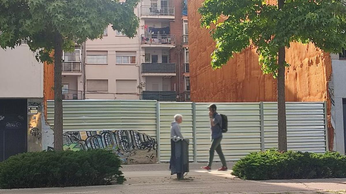 Les tanques que eviten el pas de persones i l'abocament de deixalles al solar de Sant Narcís.