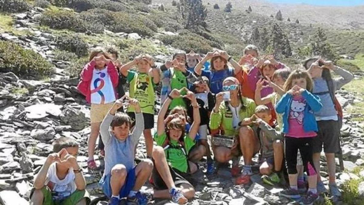 Els alumnes de Montellà amb la professora Núria Burgada al Clot de la Verge