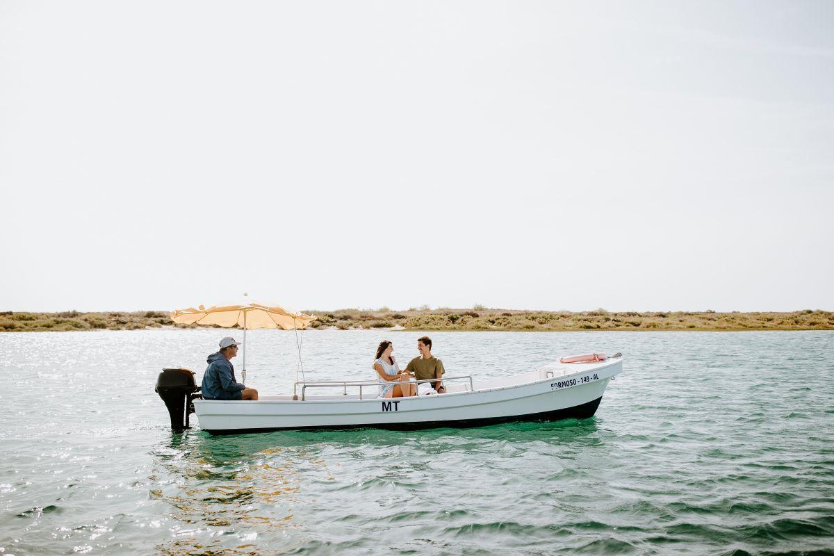 Cruzar la Ría Formosa en barco convierte el camino a la playa en parte de la experiencia.