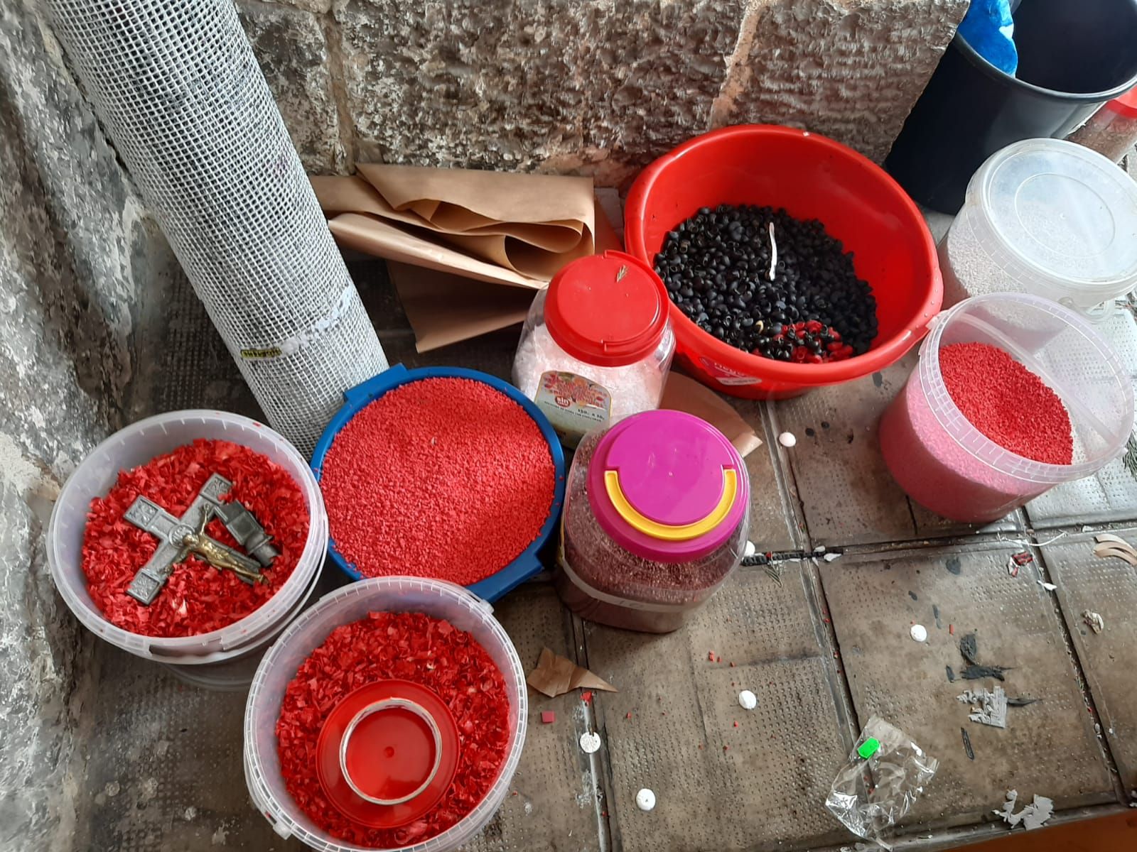 Las mujeres de Lugones preparan el Corpus: así serán las alfombras florales que se mostrarán el domingo