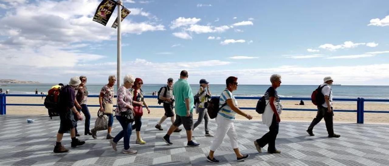 Grupos de turistas, ayer, junto a la playa del Postiguet