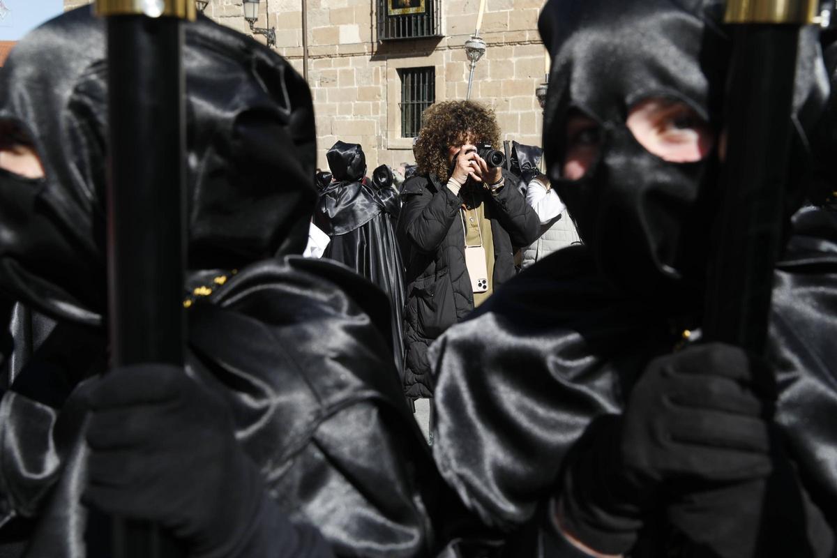 EN IMÁGENES: el desenclavo y la procesión del Santo Entierro en Avilés
