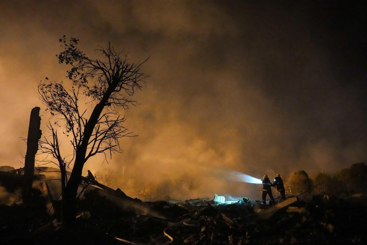 Labores de rescate en la fábrica de fuegos artificiales de Liuyang, en el centro de China, donde ha tenido lugar la explosión.