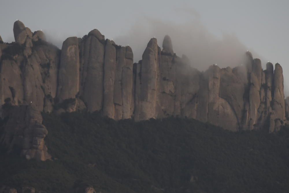 Galeria de fotos: «Llum i llibertat» il·lumina les agulles de Montserrat