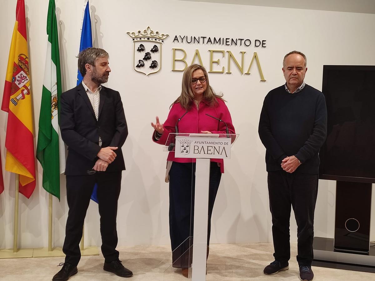 La alcaldesa de Baena, María Jesús Serrano, informa sobre el proyecto urbanístico.
