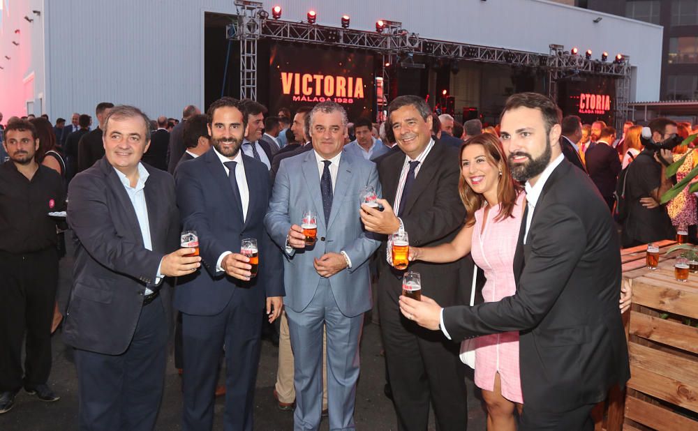 A la apertura de la fábrica, por la mañana, y al acto institucional de la tarde le siguió un cóctel en los aledaños de la planta amenizado con música en directo.