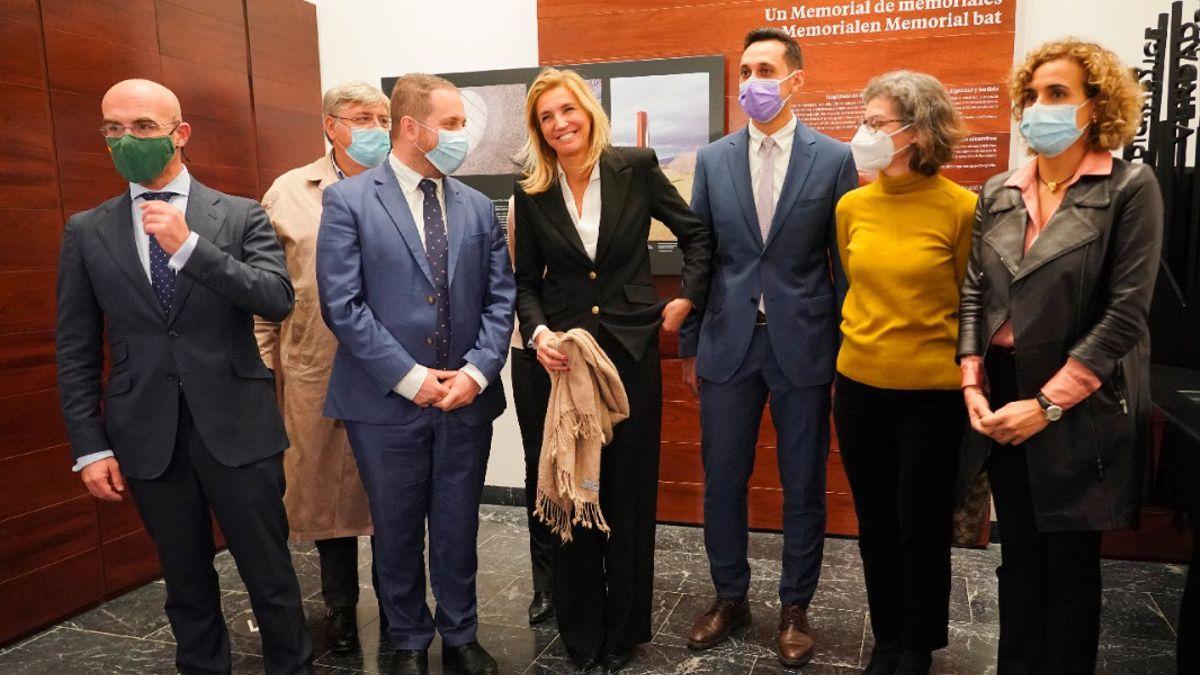 Un momento de la visita de los parlamentarios europeos al Centro Memorial de Víctimas del Terrorismo, en Vitoria (Álava).