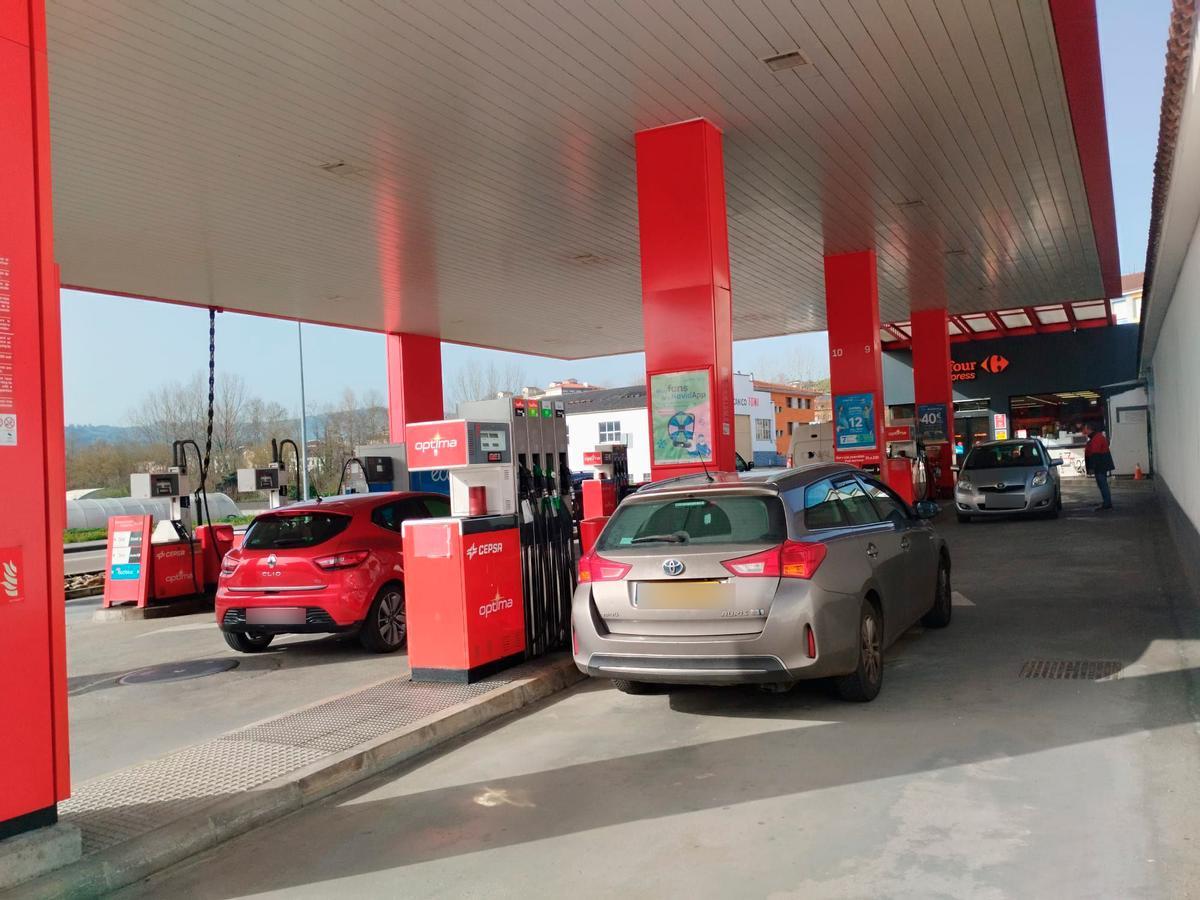 La gasolinera de Grado, con todos sus surtidores funcionando este martes.