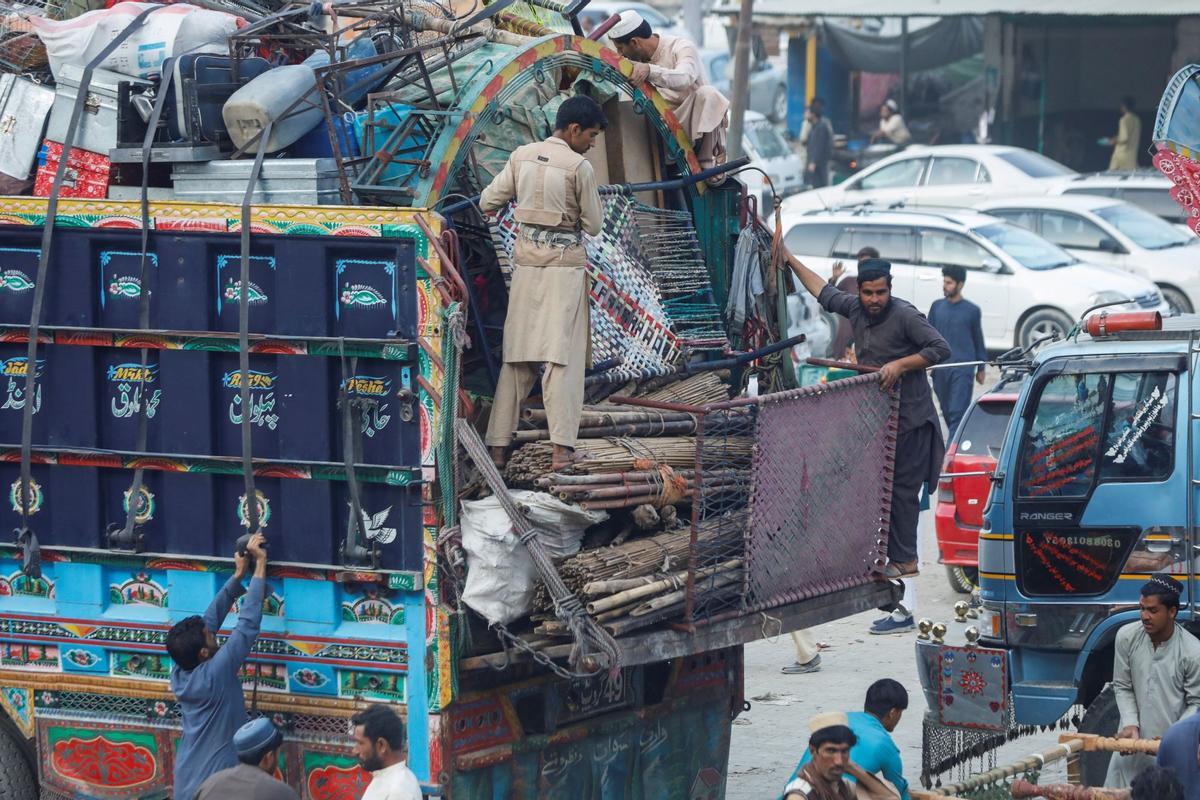 Colapso en la frontera de Pakistán al cumplirse el plazo para la expulsión de refugiados afganos indocumentados